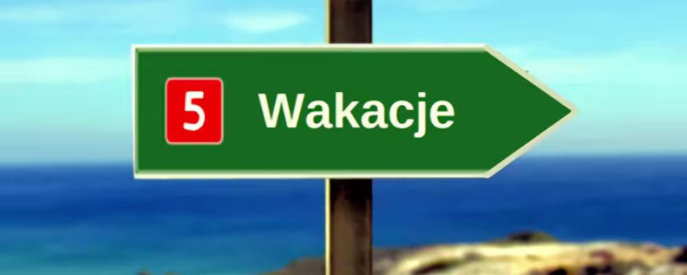 Grafika: zielony drogowskaz z napisem &bdquo;5 Wakacje&rdquo; na tle rozmytego morza.
