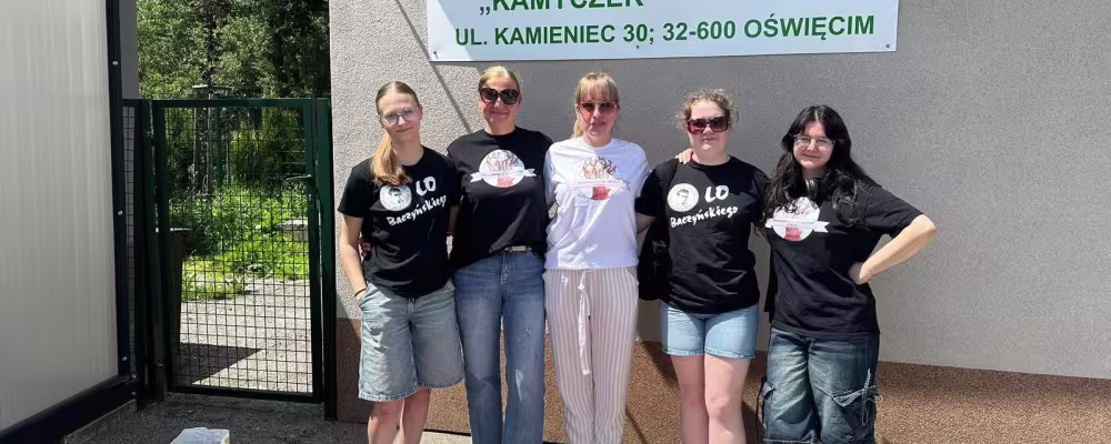 Pięć kobiet z darowizną karmy dla zwierząt przed schroniskiem "Kamyczek".